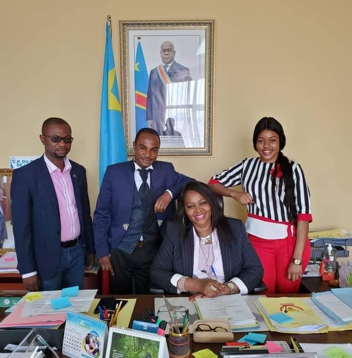 Madame NICOLE NTUMBA BWATSHIA et la délégation de la structure SD magistral.
